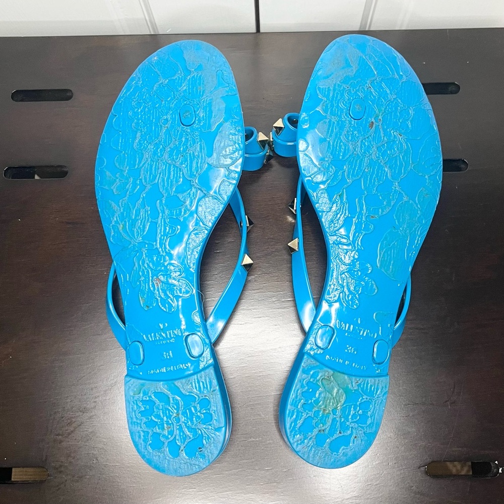 Valentino Garavani Rockstud Blue Rubber Casual Sandals - Picture 7 of 7